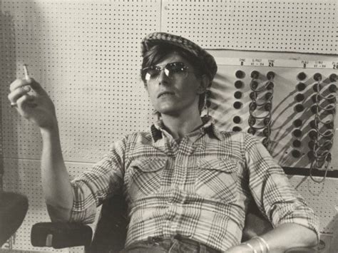 In berlin arbeitete david bowie von 1976 bis 1978 an drei alben, schrieb hits wie heroes und beeinflusste wesentlich die popgeschichte. Hörspiel David Bowie: WDR-Hörspiel 'Bowie in Berlin' (2015 ...