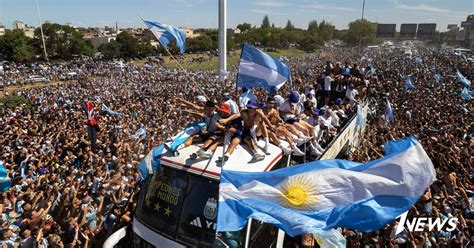 Маршрут сборной Аргентины изменили после прыжка фанатов с моста к футболистам 1newsaz Новости