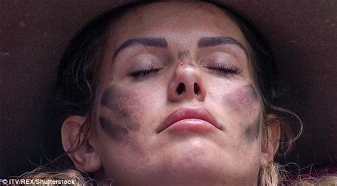 Im A Celebs Rebekah Vardy Uses Mud To Contour Her Face Daily Mail