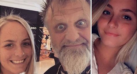 El exbaterista de la banda estadounidense de heavy metal slipknot, joey jordison, falleció este lunes a los 46 años, según ha confirmado su familia. Ojo Show: Murió la hija menor del baterista de Slipknot ...