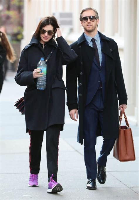 Photo Anne Hathaway Et Son Mari Adam Shulman Se Promènent à New York