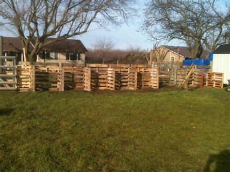 Do it yourself goat fence. Sturdy, cheap & easy goat/field fence! One pallet stood up so it's tall, the next on it's side ...