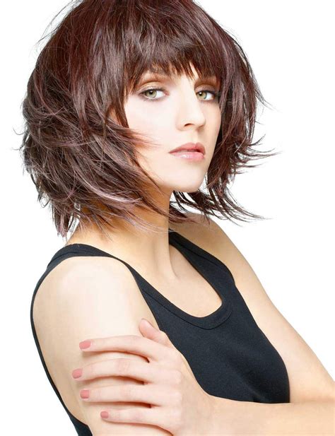 Que vous ayez les cheveux longs, une coupe courte ou une chevelure bouclée, sachez qu'il est possible de donner un coup de boost à le carré court dégradé avec une frange. Nos astuces coupe de cheveux pour affiner le visage en ...