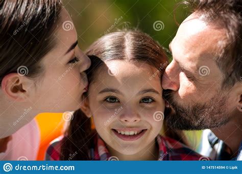 Familia Feliz Que Disfruta De Tiempo En Parque Del Verano Foto De