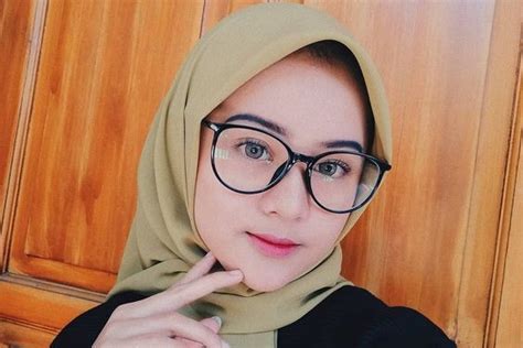 Tips Memilih Kacamata Yang Cocok Untuk Wanita Yang Berhijab Menurut