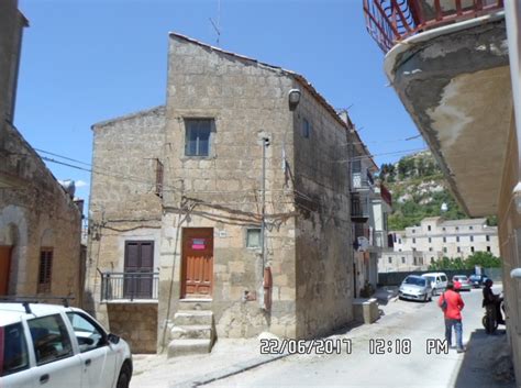 Buyers have to make a significant investment in rehabbing the houses. Homepage - Case 1 Euro