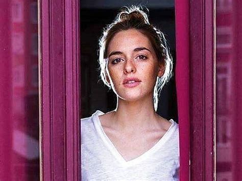 Promotional photography for alma fuente fashion designe. Sara Barros Leitão inaugura Clube do Livro Feminista em ...