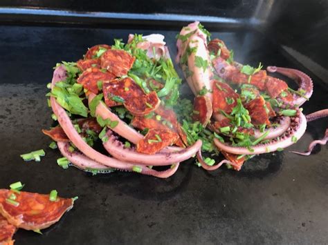 Poulpe au chorizo grillé à la plancha – Les Recettes de Menou