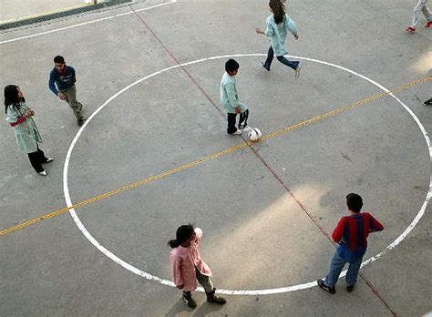 Niños Jugando En El Patio De Un Colegio Cataluña El PaÍs
