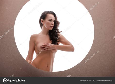 Fotos De Sexy Mujer Desnuda Oscureciendo Pecho Aislado Blanco C Rculo
