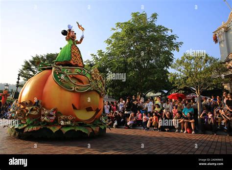 Disneyland Halloween Parade Stock Photo Alamy