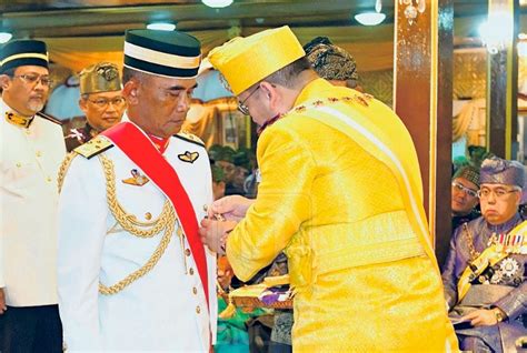Sedikit info tentang gelaran datuk dan dato'. Beza Dato' Dengan Datuk? Mesti Korang Pernah Terfikirkan?