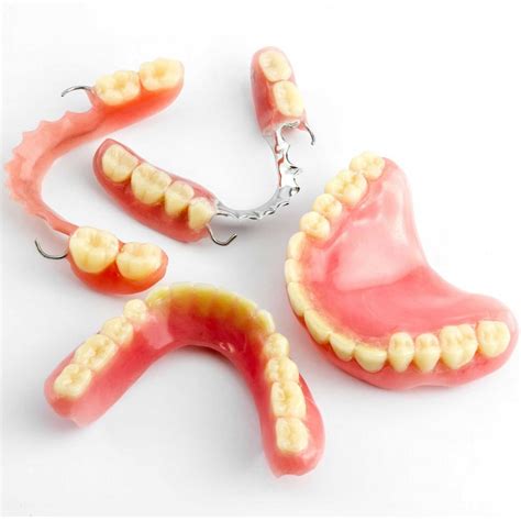 Gigi palsu itu sendiri adalah gigi tiruan atau prostetik yang bisa dilepas dan dipasang untuk menggantikan gigi yang hilang. gigi-palsu-lepasan - Audy Dental