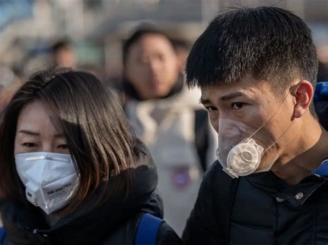 A family using masks at the senai international airport following the wuhan coronavirus outbreak. WHO: Virus Korona Wuhan Paling Banyak Serang Pria di Atas ...