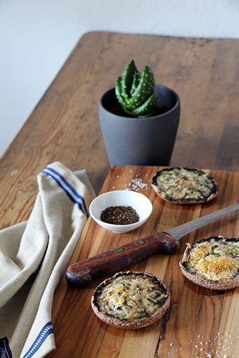 Der portobello pilz trumpft nicht nur mit seinem geschmack, sondern auch mit vielen inneren werten. GEFÜLLTE PORTOBELLO-PILZE VOM GRILL - Transglobal Pan Party