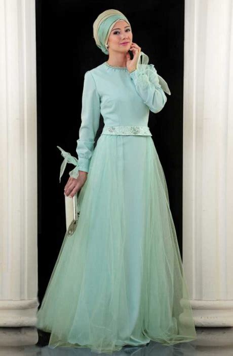 Trou de serrure avec petit bouton à la nuque. Robe de soiree pour femme voilee