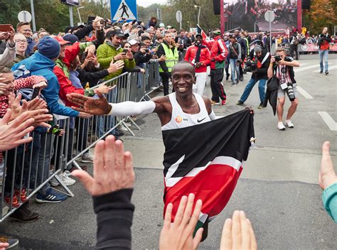 Kenya Eliud Kipchoge Vainqueur Du Marathon De Tokyo