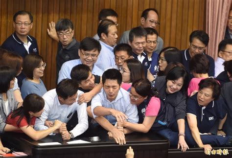 Jun 02, 2021 · 羅智強跟蔣萬安，在國民黨內是不同風格的代表，蔣萬安是「明星」，中間選民也有好感；羅智強則是「戰將」，衝鋒陷陣，有傷痕也有勳章。兩人. 被陳玉珍環抱一個上午粉絲不開心 蔣萬安回應了! - 政治 - 自由時報電子報