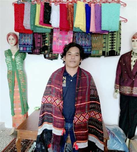 Baju pengantin wanita sudah pakai juntai mutiara dan payet pasir di bagian baju, tokah atas dan tokah bawah. Menemui Penenun Baju Adat Resepsi Kahiyang-Bobby di Medan ...