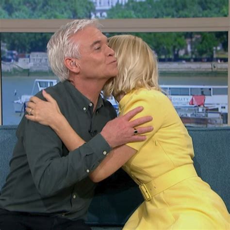 Holly Willoughby Statement Stuartellena