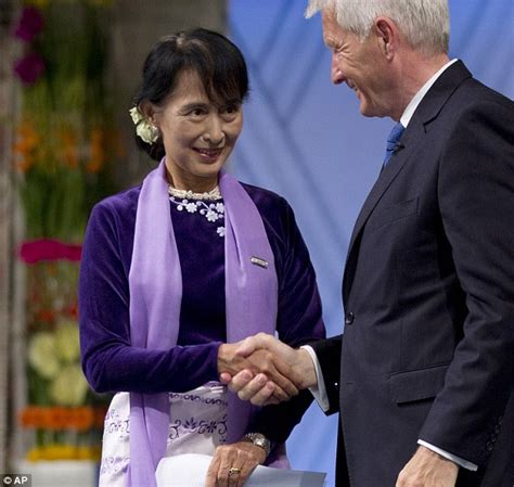 Последние твиты от aung san suu kyi (@aungsaansuukyi). Aung San Suu Kyi finally accepts Nobel Peace Prize she won ...