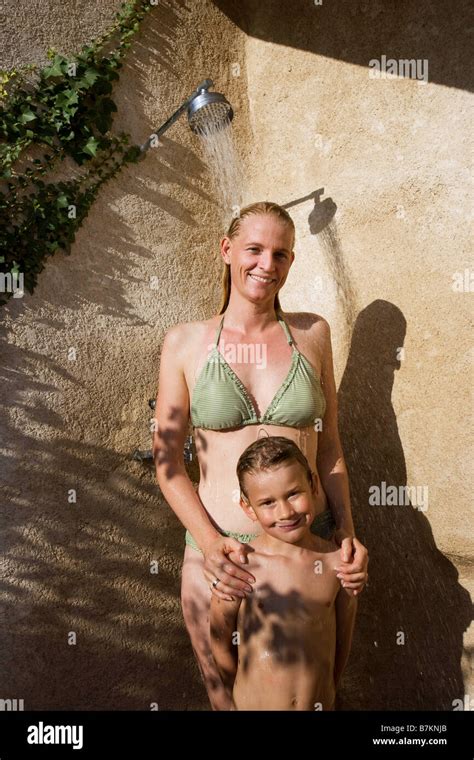 Mère et fils dans la région de douche Photo Stock Alamy