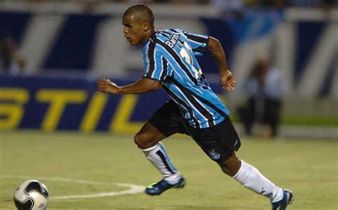 De complete spelerspagina van douglas costa (gremio) op voetbalzone. On the Spot: Douglas Costa - The Center Circle - A ...
