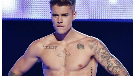 Justin Bieber se desnuda en la Fashion Rocks para tapar los abucheos del público