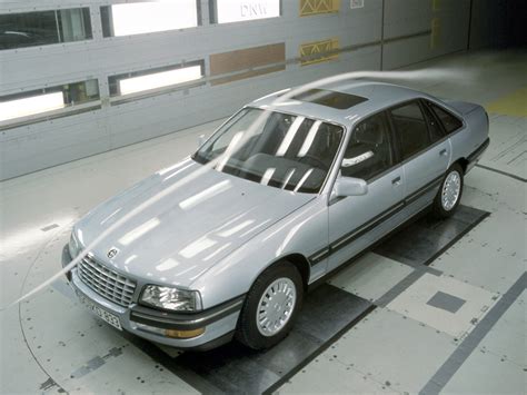A member, normally elected, in the house or chamber of a legislature called a senate. Opel Senator B : le haut de gamme façon « blitz