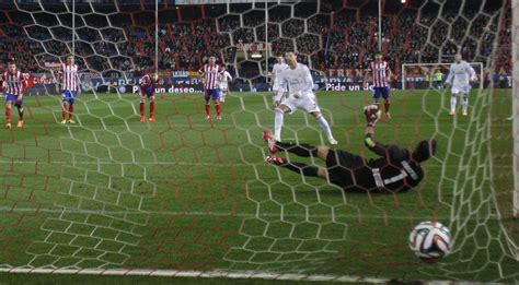 There's no such as a meaningless madrid derby. Las imágenes del Atlético de Madrid- Real Madrid - AS.com