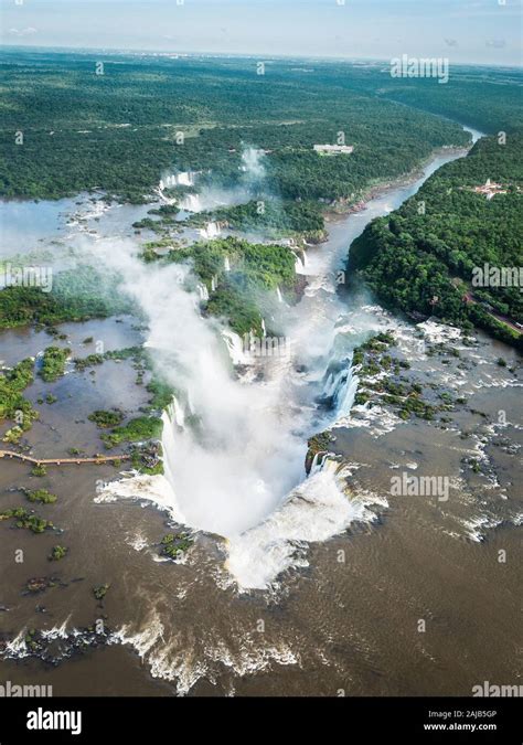 Las Cataratas Del Iguazú En La Frontera De Argentina Y Brasil Vista