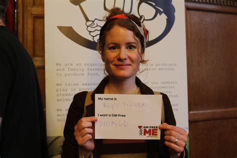 Lovingly collated by horticultural expert and guardian columnist alys fowler, this charming miscellany celebrates everything there is to know about herbs and their significance in our gardens, kitchens, medicine cupboards and daily lives. Supporters