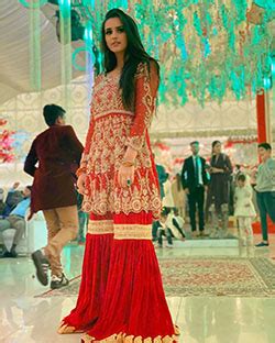 Alishbah Anjum Formal Wear Colour Combination Instagram Photoshoot