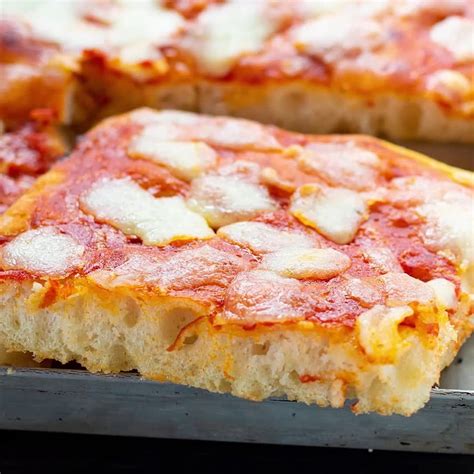 Tutte le fasi, le ricette, gli errori da non fare. Benedetta Rossi on Instagram: "PIZZA IN TEGLIA ALTA E ...
