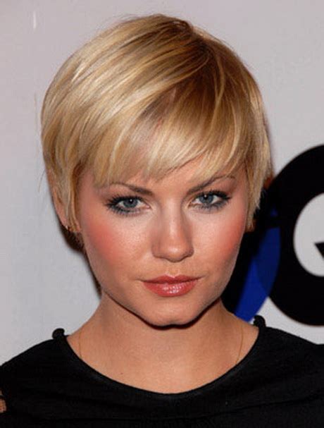 Coupe courte cheveux raides - Style et Beauté