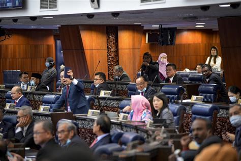 Sebelum itu, ahli yang berhormat mengambil bahagian dalam perbahasan menyemak semula akta koperasi 1993 yang dibentangkan menteri. Usul pelantikan Speaker lulus bukti Muhyiddin dapat ...