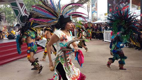 Capitana de danza azteca prepara nuevas generaciones para seguir con la