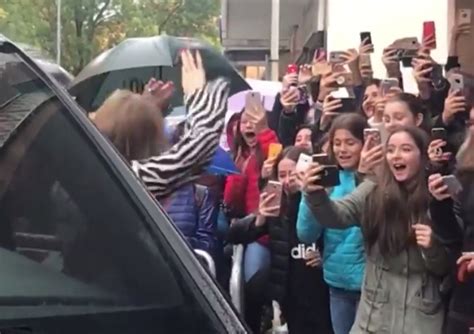 Accordi per chitarra della canzone: "Quindi Marlena torna a casa...", folla di fan per i ...