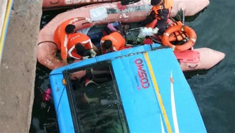 At Least 36 Dead As Bus Plunges Off Bridge In Bengals Murshidabad India News Hindustan Times