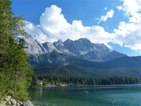Kein anderer punkt im bundesgebiet überragt die 2.962 meter hohe zugspitze. 2016-08-08; Zugspitze; Eibsee Foto & Bild | see ...