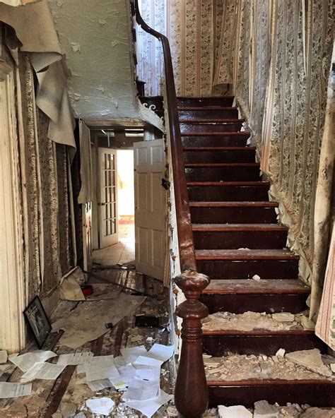 An Abandoned Preserved Farmhouse In America With Everything Inside Old Abandoned Houses