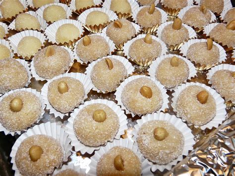 Bouchées brésiliennes Cajuzinhos à la cacahuète