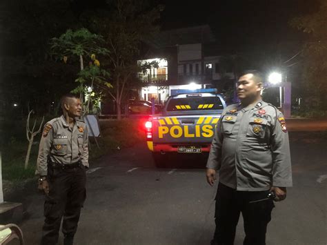 Sambangi Petugas Keamanan Kompleks Perumahan Warga Sewaktu Malam Hari