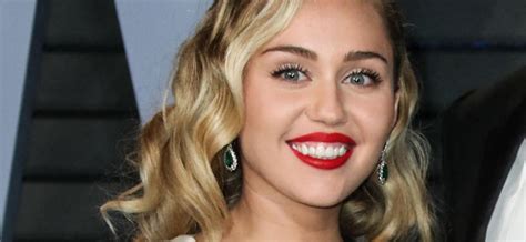 Miley Cyrus In Skimpy Bikini Shows Off Her Symmetrical Body