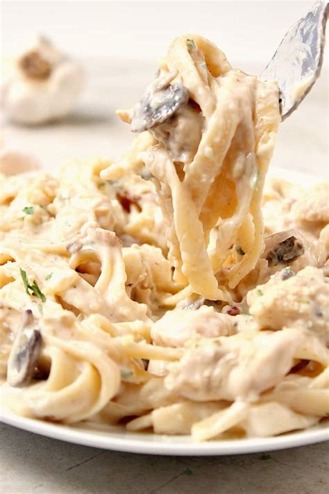 It's been a little over a week since i've posted a new recipe. Bacon Mushroom Chicken Alfredo Recipe - Crunchy Creamy Sweet