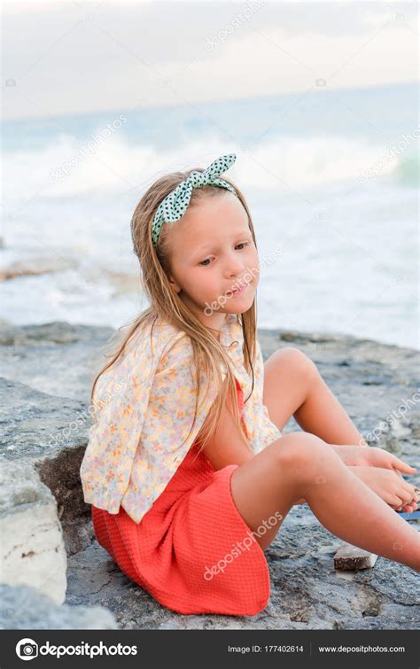 Adorabile Bambina In Spiaggia Durante Le Vacanze Estive Foto Stock