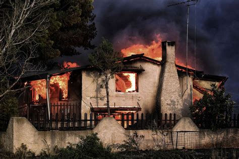 Еще не закончились пожары в турции, как огнем охватило грецию. Пожары в Греции 2018. В Греции бушуют пожары, в которых погибли уже 74 человека. Сильный ветер ...