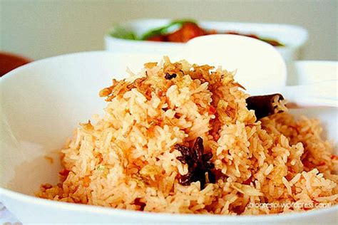 Seporsi nasi uduk dengan isian bihun goreng, orek tempe dan kerupuk ternyata mengandung kalori yang cukup banyak. Kalori Nasi Tomato