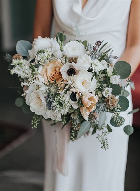 20 Beautiful Winter Wedding Bouquets Inspired By This