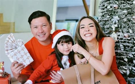 Keluarga bahagia dan keluarga yang tampak bahagia. Rayakan Natal, Gisella Anastasia dan Gading Marten Bahagia ...